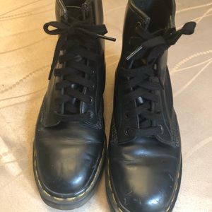 Dr.Martens 8-hole black smooth leather Air Wairs